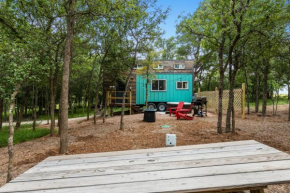 Willie the Modern Tiny Home w/Hot-tub & FireTable